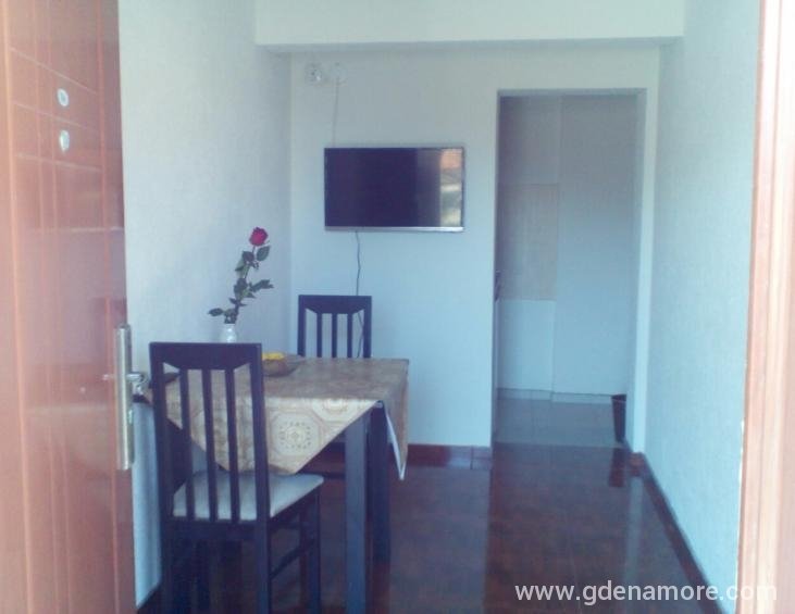 Trpezarija u 1c apartmanu